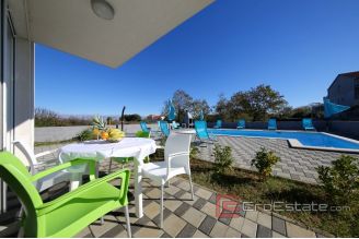 019 2043 61 Zadar Apartment house near the sea for sale