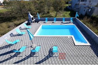 019 2043 61 Zadar Apartment house near the sea for sale