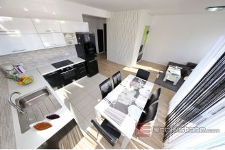 019 2043 61 Zadar Apartment house near the sea for sale