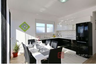 019 2043 61 Zadar Apartment house near the sea for sale