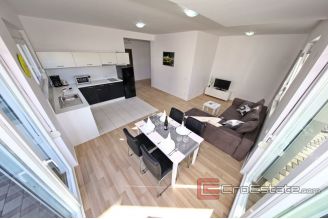019 2043 61 Zadar Apartment house near the sea for sale