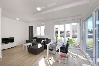 019 2043 61 Zadar Apartment house near the sea for sale