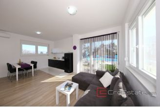 019 2043 61 Zadar Apartment house near the sea for sale