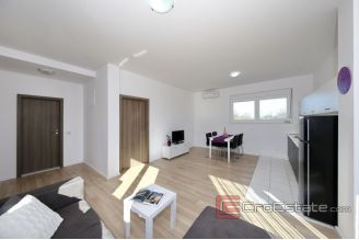 019 2043 61 Zadar Apartment house near the sea for sale