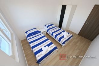 019 2043 61 Zadar Apartment house near the sea for sale