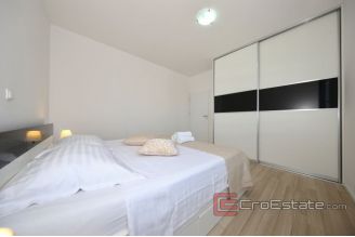 019 2043 61 Zadar Apartment house near the sea for sale