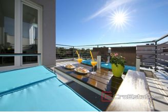 019 2043 61 Zadar Apartment house near the sea for sale