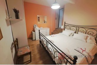 011 5236 30 trogir apartment in old center for sale