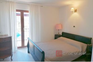 014 2117 07 Labin Spacious estate with stone house for sale