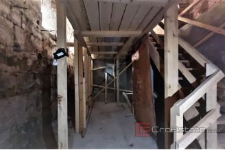 006 5230 30 Split centar space for sale