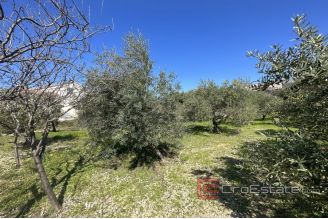 007 2043 64 Kastela Spacious building land with a single family house for sale