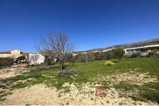 007 2043 64 Kastela Spacious building land with a single family house for sale