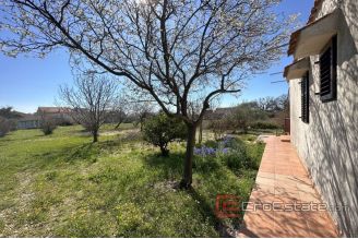 007 2043 64 Kastela Spacious building land with a single family house for sale