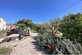 007 2043 64 Kastela Spacious building land with a single family house for sale