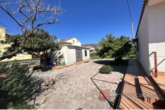 007 2043 64 Kastela Spacious building land with a single family house for sale
