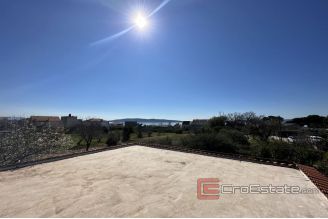 007 2043 64 Kastela Spacious building land with a single family house for sale