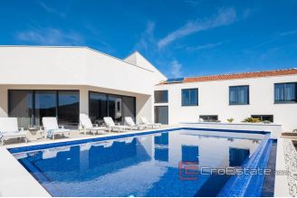 020 2022 363 near trogir luxury villa with pool for sale
