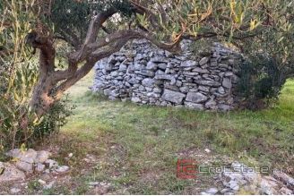 005 5233 30 Brac land with sea view for sale