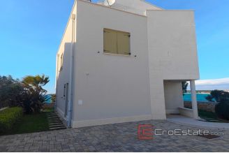 020 2021 338 Zadar villa first row to the sea for sale