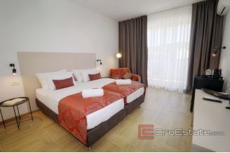 018 2031 74 island ciovo apartment house with restaurant for sale