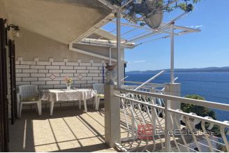 011 2037 40 Omiš Apartment house with sea view for sale