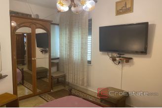 011 2037 40 Omiš Apartment house with sea view for sale