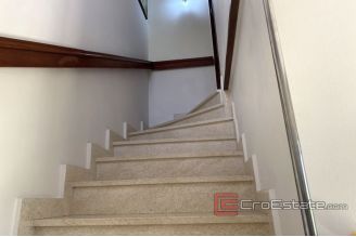 011 2037 40 Omiš Apartment house with sea view for sale