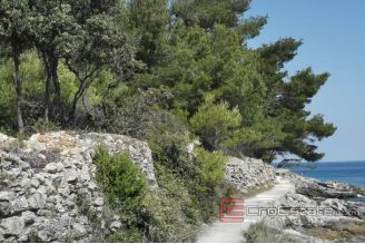 002 5254 30 Ugljan Building land in the first row to the sea for sale