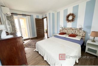 017 2041 54 Ugljan House near the sea for sale