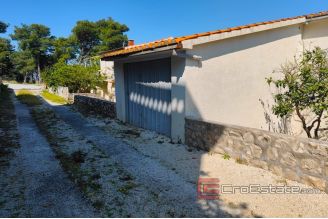 009 2021 339 Ciovo house first row to the sea for sale