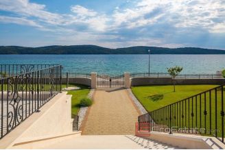 019 5249 30 Sibenik house first row to the sea for sale