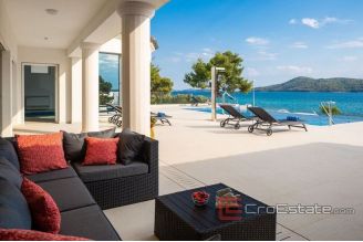 019 5249 30 Sibenik house first row to the sea for sale