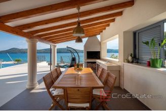 019 5249 30 Sibenik house first row to the sea for sale