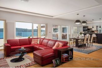 019 5249 30 Sibenik house first row to the sea for sale