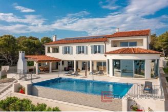 019 5249 30 Sibenik house first row to the sea for sale