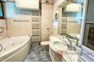 007 5256 30 Split area Luxury apartment with sea view for rent