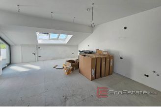 005 1014 23 Porec apartment in center for sale