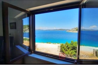 014 5257 30 Zirje house first row to the sea for sale