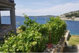 014 5257 30 Zirje house first row to the sea for sale