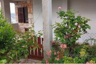014 5257 30 Zirje house first row to the sea for sale