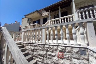 018 2031 80 split house near center for sale