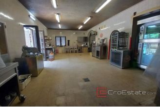 018 2031 80 split house near center for sale