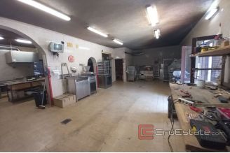 018 2031 80 split house near center for sale
