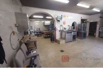 018 2031 80 split house near center for sale
