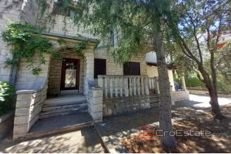 018 2031 80 split house near center for sale