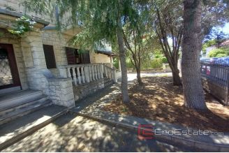 018 2031 80 split house near center for sale