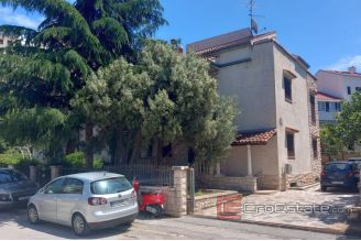 018 2031 80 split house near center for sale