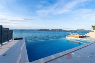 020  5259 30 Dubrovnik house in first row to the sea for sale