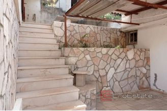 009 5261 30 Brac house for renovation for sale