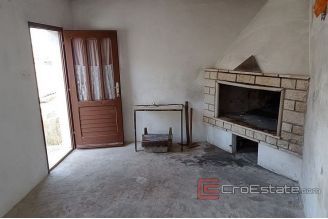 009 5261 30 Brac house for renovation for sale